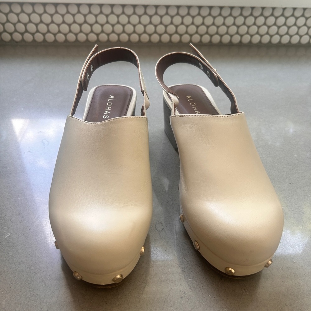 Alohas clogs. Just wore once. Cool vintage vibe